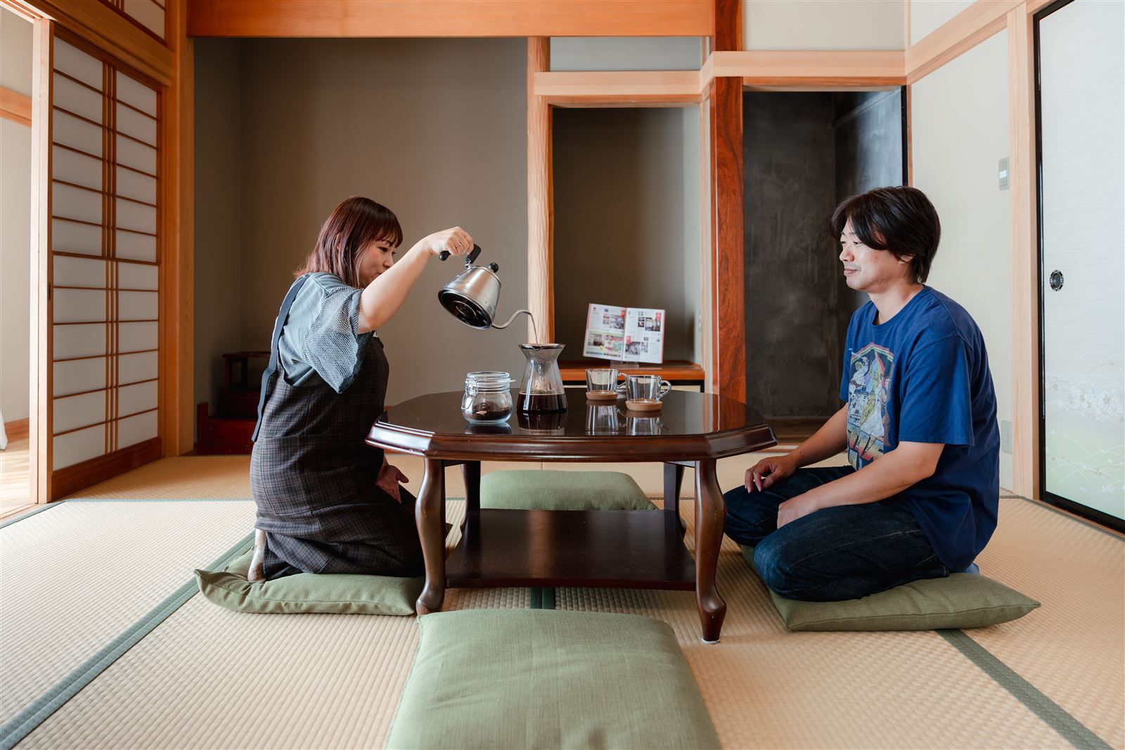 和室でコーヒーを淹れる