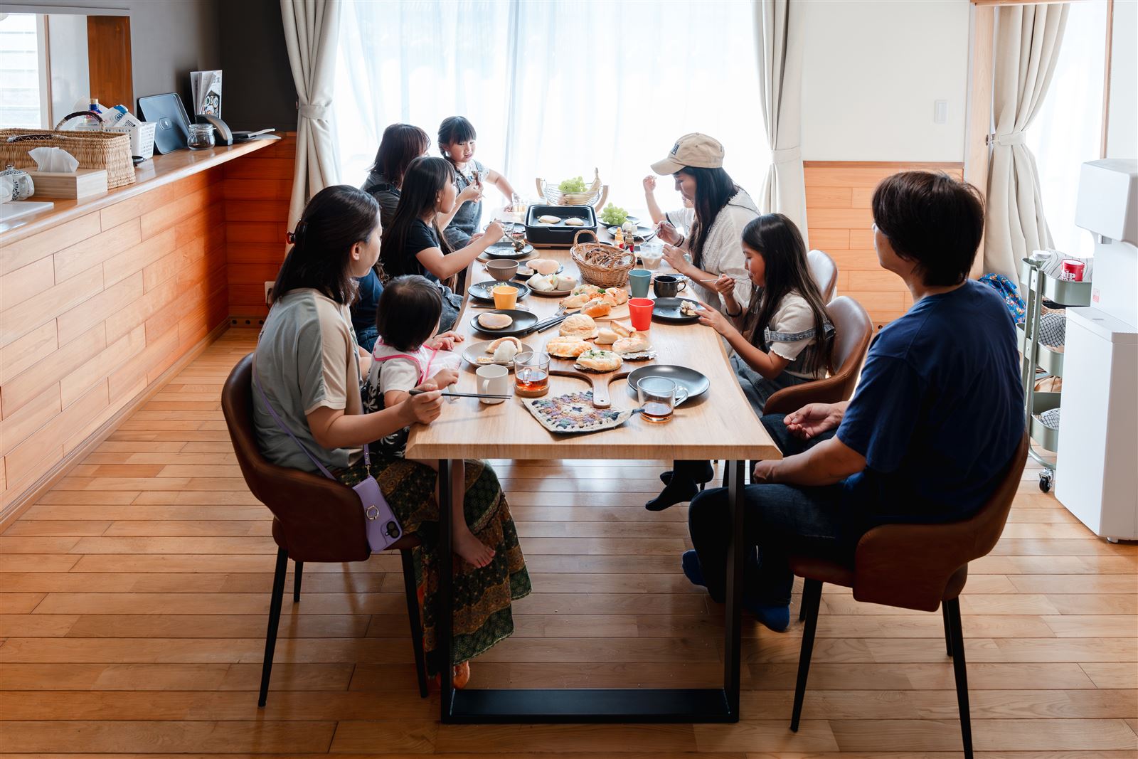 縁のダイニング。8人掛けの大きな木のテーブル