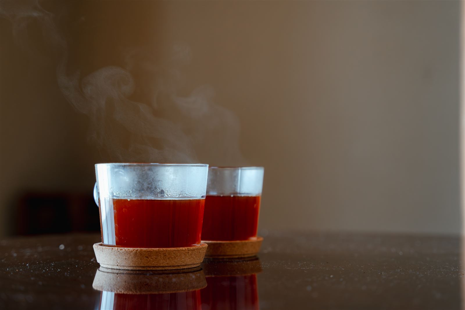 湯気の立つお茶のグラス